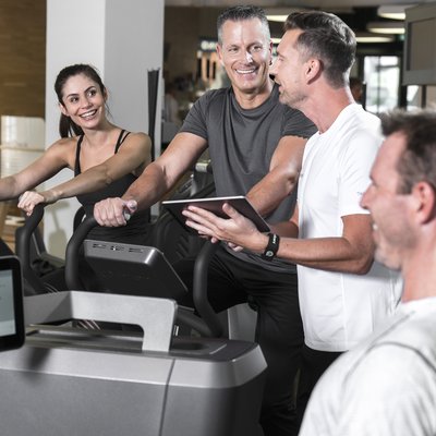 trainierende Menschen im Fitnessstudio