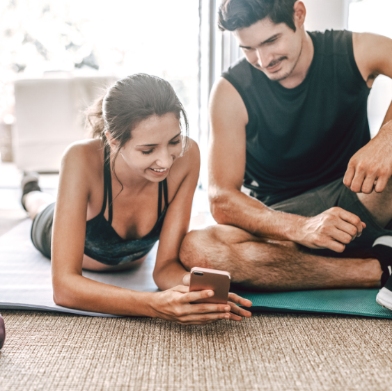 Frau und Mann machen ein Workout zuhause