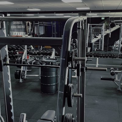 Training im Fitnessstudio von Shivanja