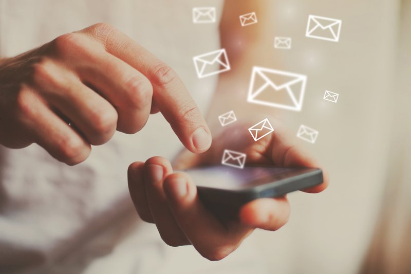 Mails werden von einem Handy versendet