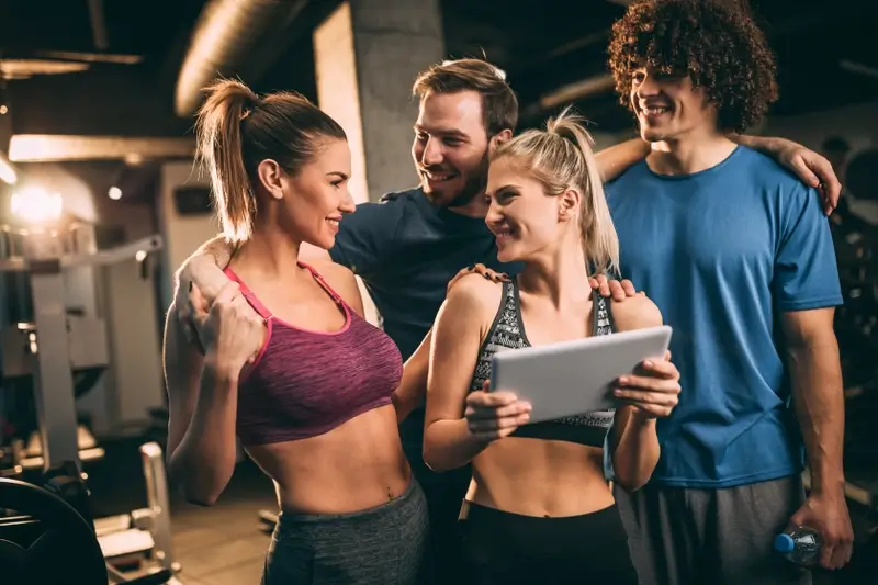 Freunde trainieren gemeinsam im Fitnessstudio