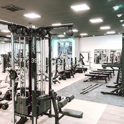 Krafttraining im Fitnessstudio von Shivanja